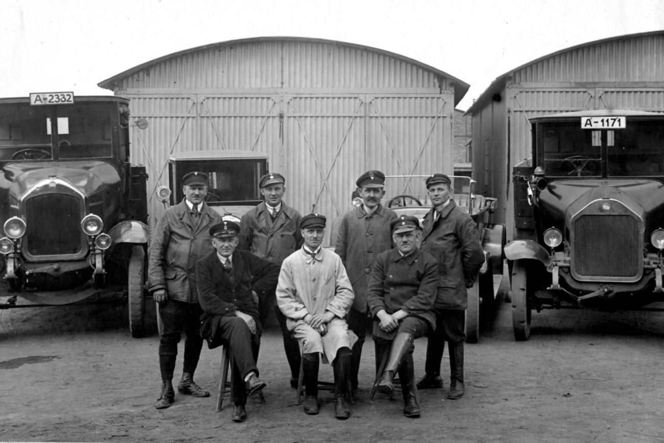 Fahrzeuge und Angestellte des Fuhrparks der Firma Junkers & Co.