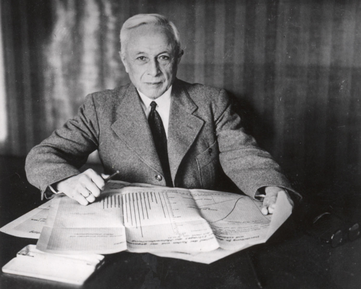 Hugo Junkers am Schreibtisch in der  "Forschungsanstalt Professor Junkers GmbH" in München (1934)