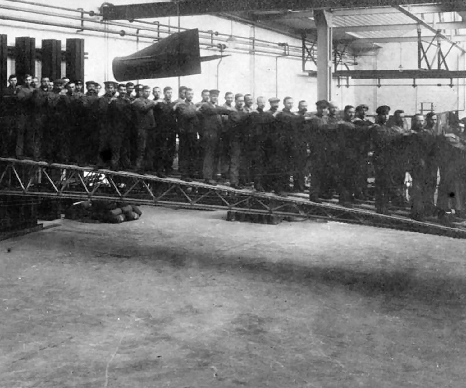 Der 10 m lange Versuchsflügel aus Duralumin beim Belastungstest