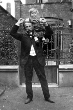 Prof. Junkers mit einem seiner Kinder auf den Schultern