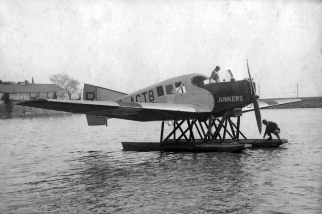 Montage und zu Wasser bringen einer Junkers F 13 auf dem Rio de la Plata Uruguay/Argentinien