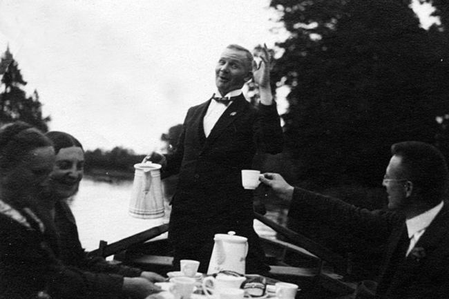 Fröhliche Junkers Mitarbeiter auf dem Wörlitzer See