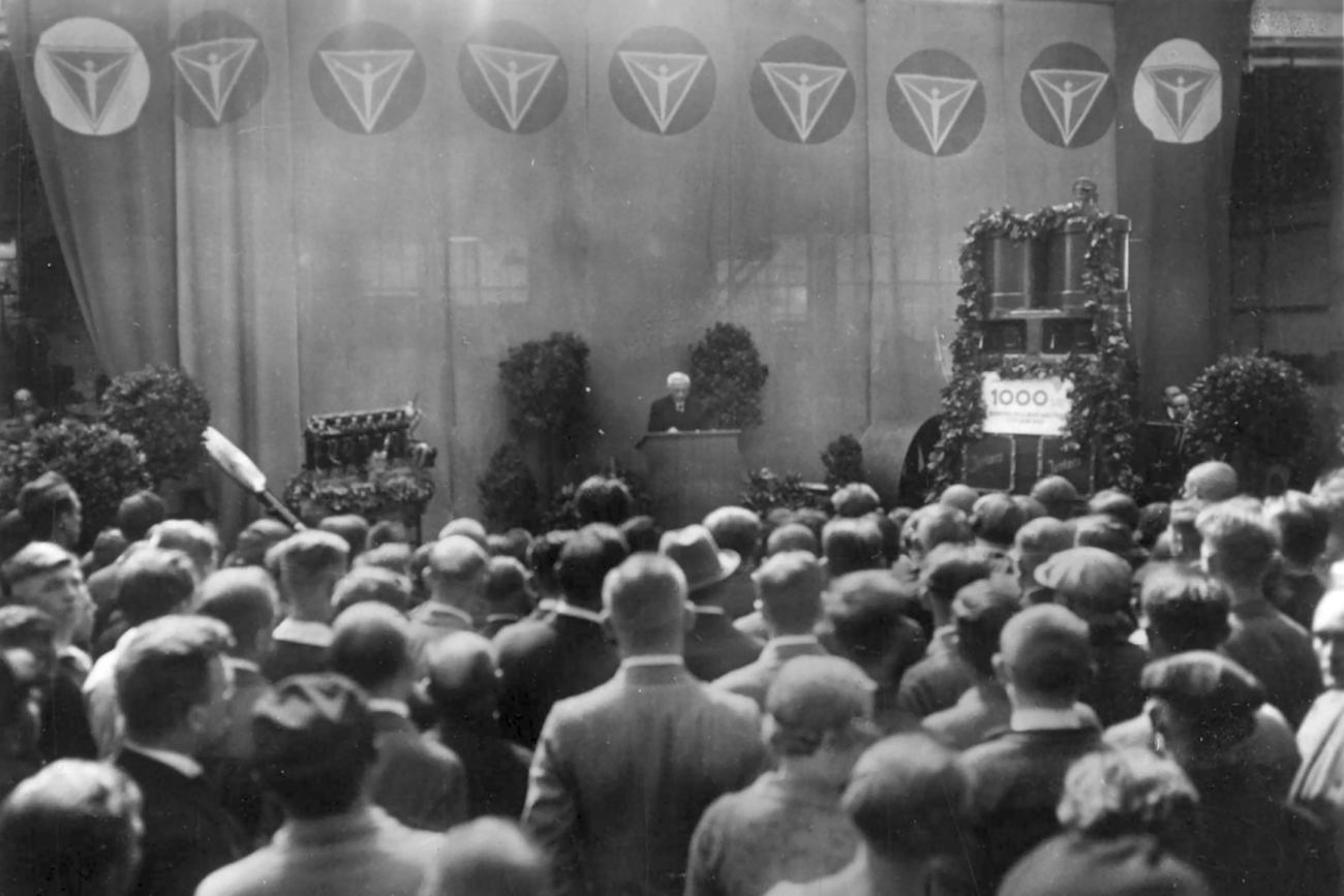 Prof. Junkers spricht zur Belegschaft anlässlich der Feier des 1000. HK- und des 1000. Flugmotors