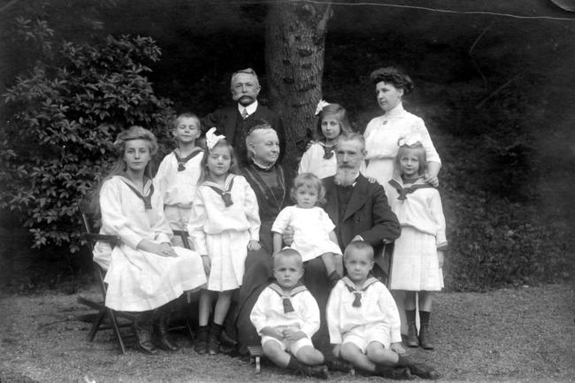 Hertha, Werner, Ilse, Heinz, Annelise, Ruth, Erhardt und Klaus Junkers mit Eltern und Großeltern (ca. 1911)