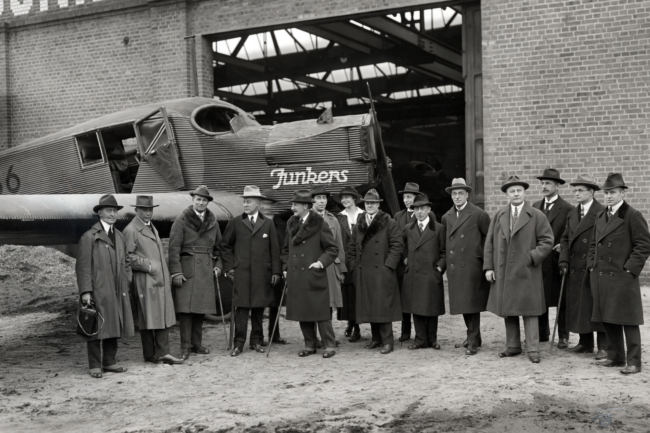Besuch des amerikanischen Flugchefs General Mitchel im Febr. 1922 in Dessau - v.l.n.r.: unbek., Prof. Junkers, General Mitchell, Mayr (Ford), Gibbs, unbek., Herta Junkers, General Foulois, Hans Sachsenberg, Prof. Berson, Hermann Schleissing, Carl Seitz, Dr. Mader, Dr. Veiel, Mierzinsky