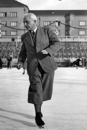 Hugo Junkers an seinem 75. Geburtsag beim Eislaufen im Prinzregenten-Stadion in der Münchener Königinstraße