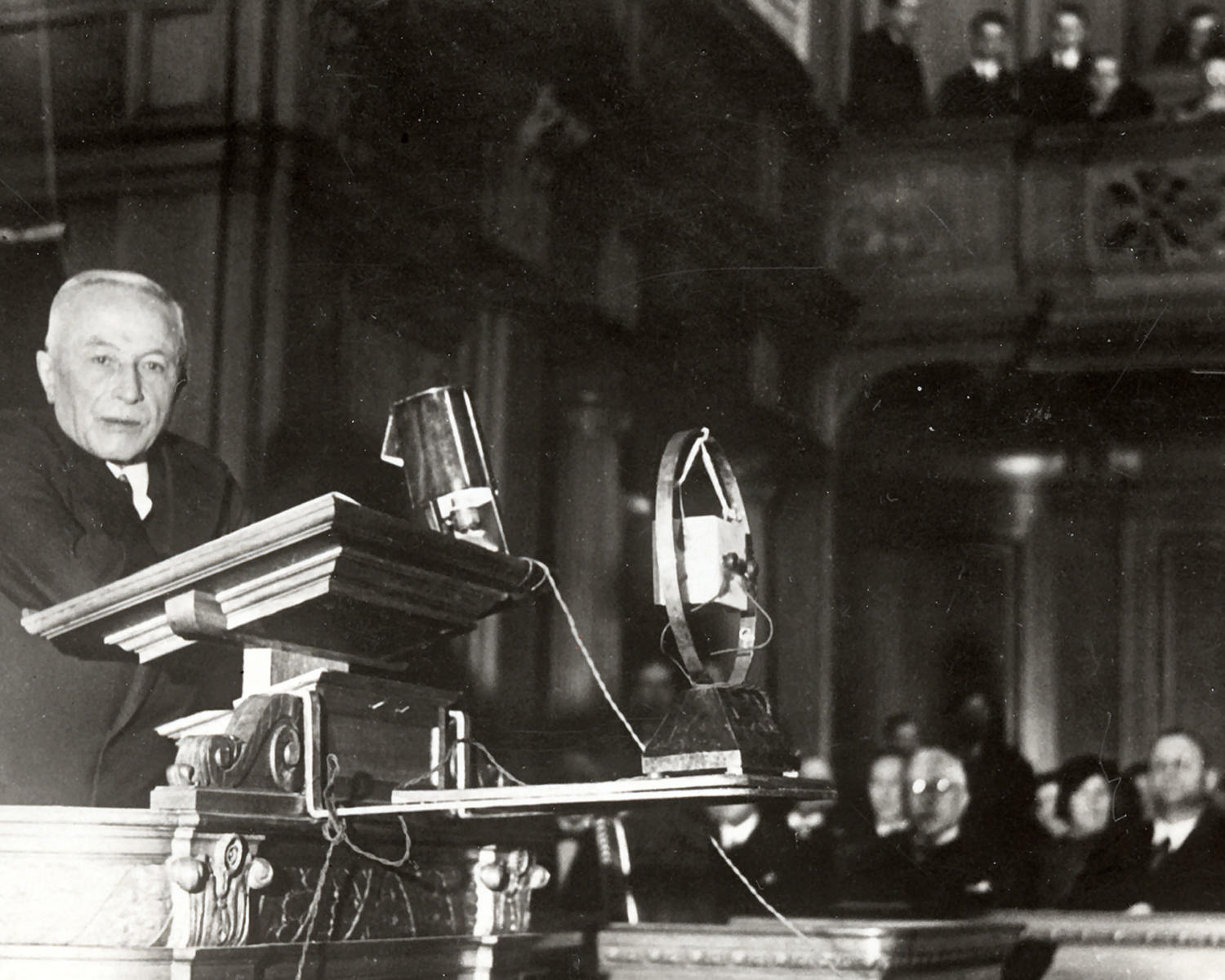 Prof. Junkers bei seinem letzten Vortrag im „Haus der Technik" in Essen 11.10.1932