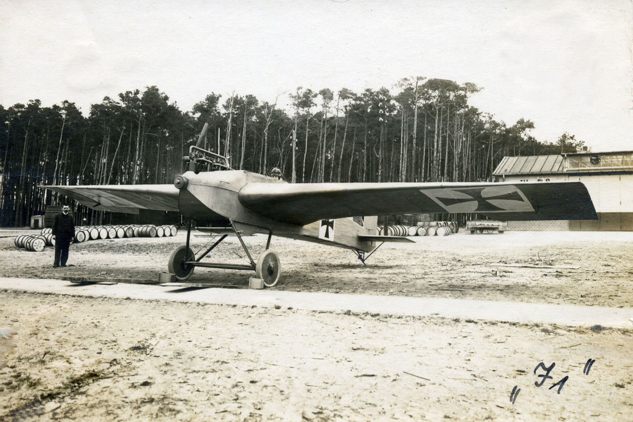 J 1 auf dem Flugplatz Döberitz