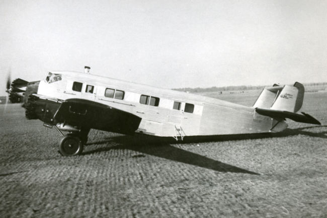 Die fabrikneue Junkers G 31 "Hermann Köhl" Werknr. 3002 mit geschlossener Kabine