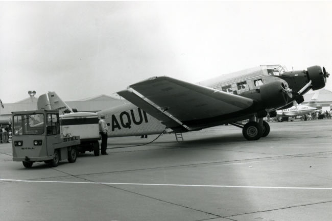 Junkers Ju 52/3m mit Elektro-Schlepper R 7 der Firma Still