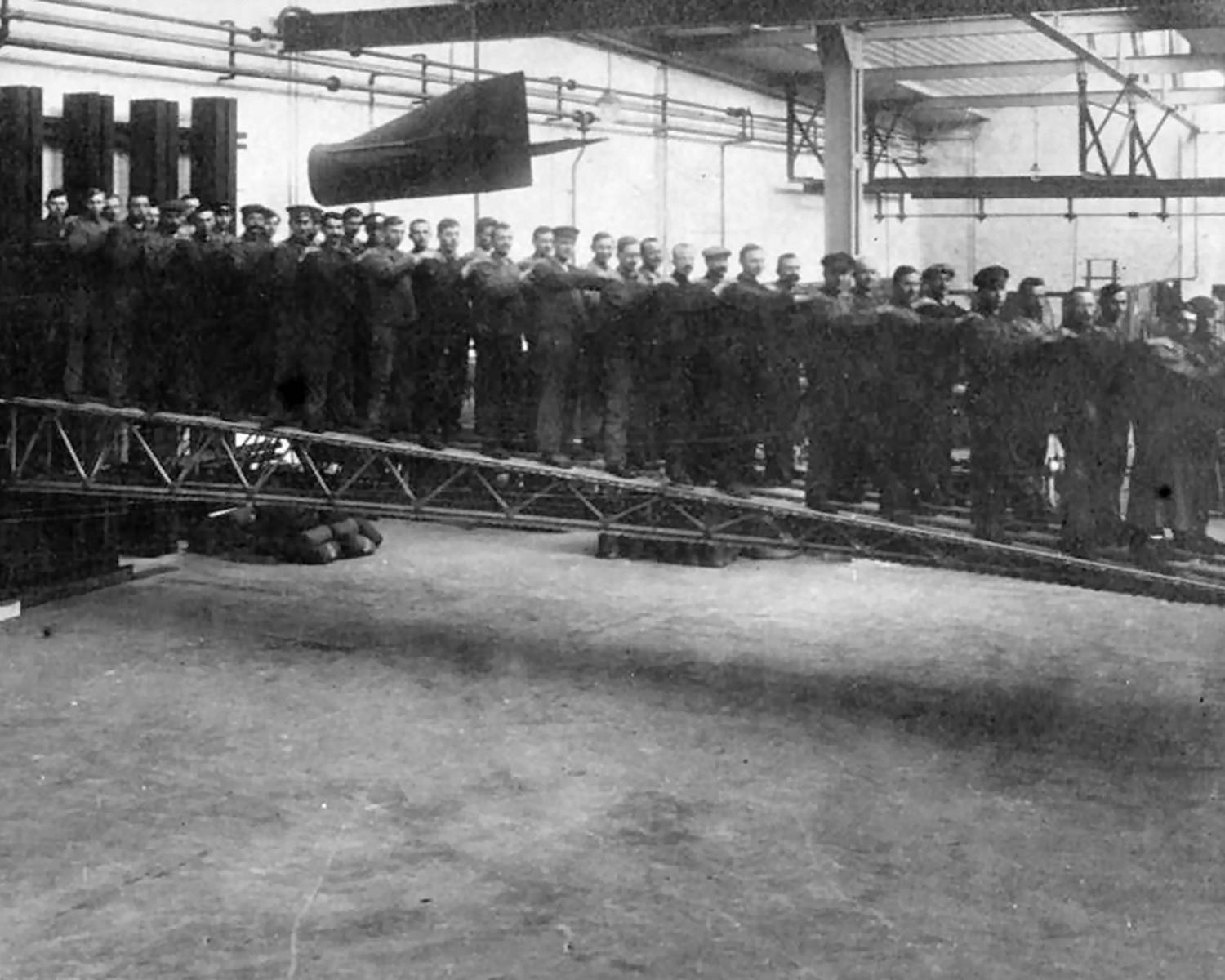 Der 10 m lange Versuchsflügel aus Duralumin beim Belastungstest